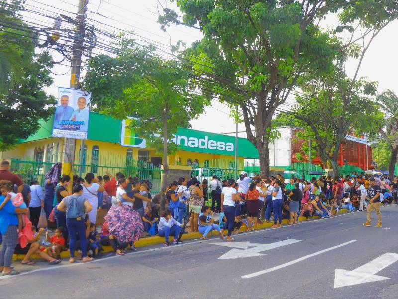 En las afueras de Banadesa<b>,</b> varios ciudadanos mostraron molestia al no recibir el bono, ya que sus nombres no figuraban en los registros oficiales de Sedesol.