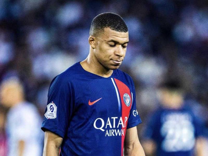 Kylian Mbappé una recibido una bofetada de parte de un grupo de compañeros de vestuario en el PSG.