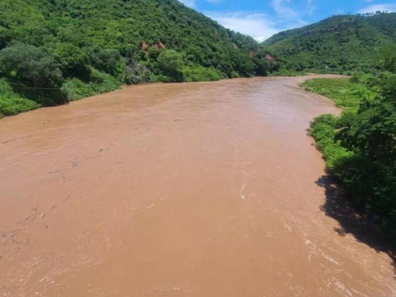 Durante las descargas, el río Ulúa y el Ramal del Tigre registran un incremento en su caudal, lo que mantiene en alerta a Copeco y los codem.