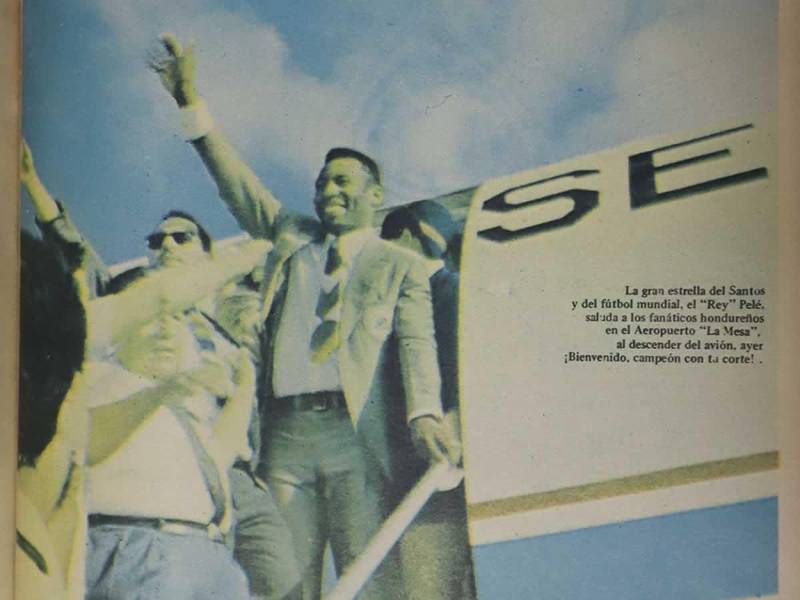 Pelé saludando a los aficionados hondureños el día que llegó al aeropuerto de San Pedro Sula.