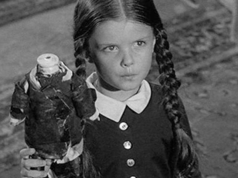 Lisa Loring como Merlina.