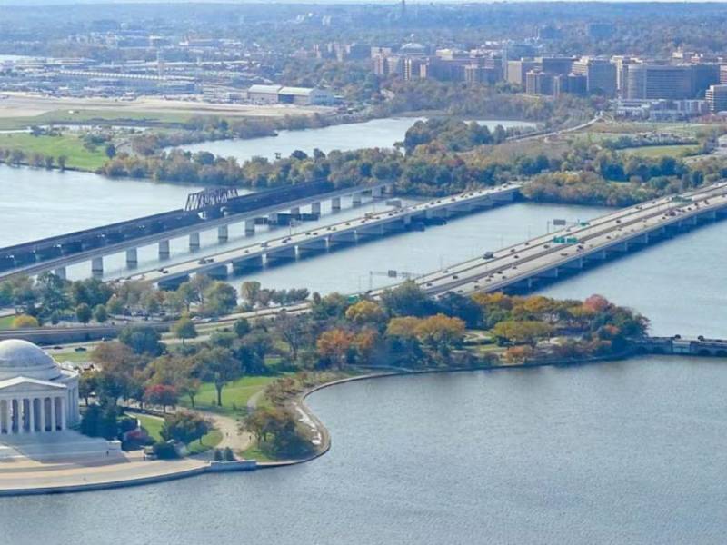 Fotografía aérea del río Potomac formando la frontera entre Maryland/Washington D.C. al norte/este y Virginia Occidental al sur/oeste.