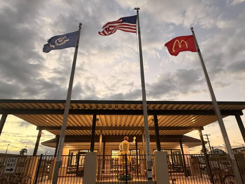 Fotografía del 22 de marzo de 2026 que muestra la fachada de un restaurante McDonald's, en Guantánamo (Cuba).