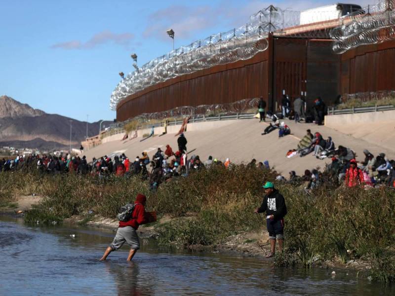 La frontera sur, entre México y Estados Unidos, vive una crisis migratoria sin precedentes. Miles de ciudadanos centroamericanos y sudamericanos intentan cruzar diariamente hacia territorio estadounidense en busca de mejores oportunidades de vida.