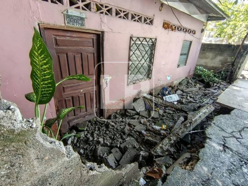 Momentos de angustia y profunda impotencia vivieron decenas de familias del populoso barrio Cabañas de San Pedro Sula, luego de que una fuerte tormenta azotara la ciudad y provocara inundaciones que dejaron al menos 150 hogares completamente dañados y pérdidas materiales.