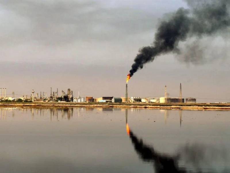 Una refinería cerca de Umm Quasar en Basora, Irak.