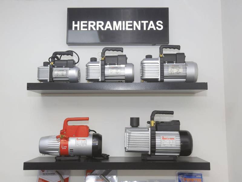 Área de atención personalizada para clientes mayoristas y detallistas, tiene en disponibilidad accesorios, herramientas y equipos de refrigeración.