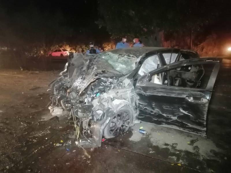 El carro en el que se conducían las víctimas quedó destruido; el accidente fue en Quebrada Seca.