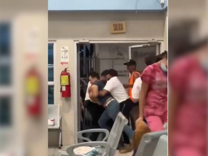 Un video en el que se observa a guardias de seguridad retirar por la fuerza a un paciente del área de Emergencia del hospital regional del norte del Instituto Hondureño de Seguridad Social (IHSS) generó este lunes reacciones e indignación entre usuarios de redes sociales.