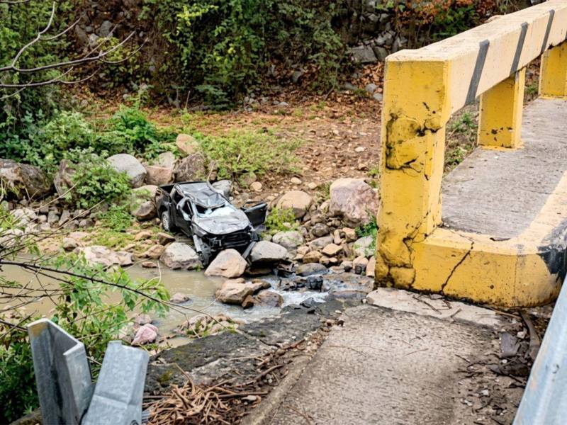 Dos personas resultaron heridas tras caer en pick-up desde el puente de Neteapa, en Morocelí, en la carretera hacia Tegucigalpa.