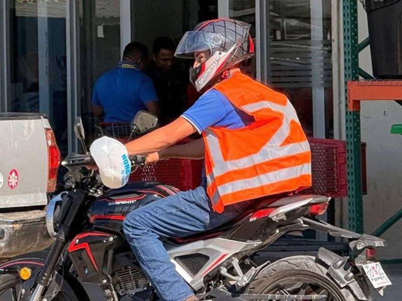 De no utilizar el chaleco reflector, la multa aplicada para las motociclistas será de 400 lempiras.