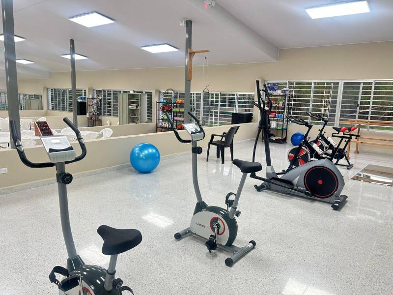 Remodelación y equipamiento de la sala de terapia funcional en el Hospital Santa Rosita, en el valle de Amarateca.
