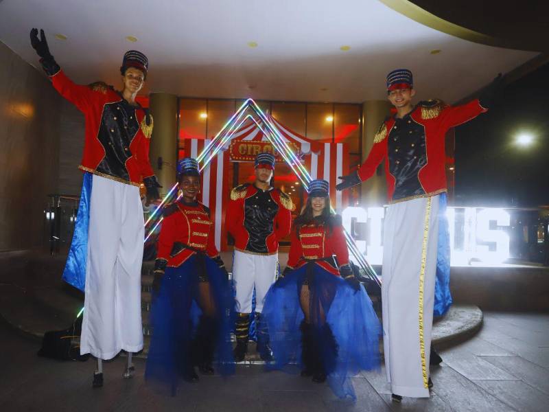 Zanqueros y anfitriones dieron la bienvenida a los asistentes desde el ingreso al recinto.