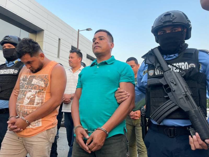 Dos de los ocho supuestos secuestradores capturados.