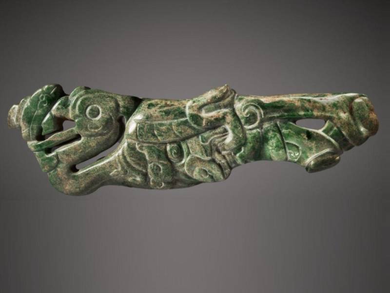 Pieza maya de jade valorada entre $20,000 y $30,000 en la subasta Arte de África, Oceanía y las Américas de Sotheby’s que cierra el 28 de octubre de 2025. Esta pieza data del Clásico Temprano y Clásico, 250-500 d.C. Nombre en inglés en la subasta: Maya Jade Pendant of a Waterbird.