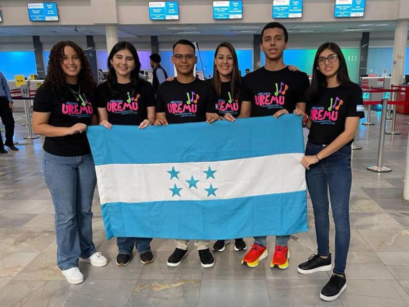 Una delegación de Uremu antes de partir a representar a Honduras en Italia y Francia.