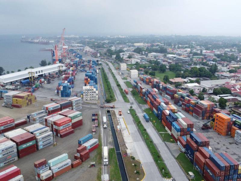 Vista del movimiento de exportaciones e importaciones en los muelles de la Empresa Nacional Portuaria en Puerto Cortés.