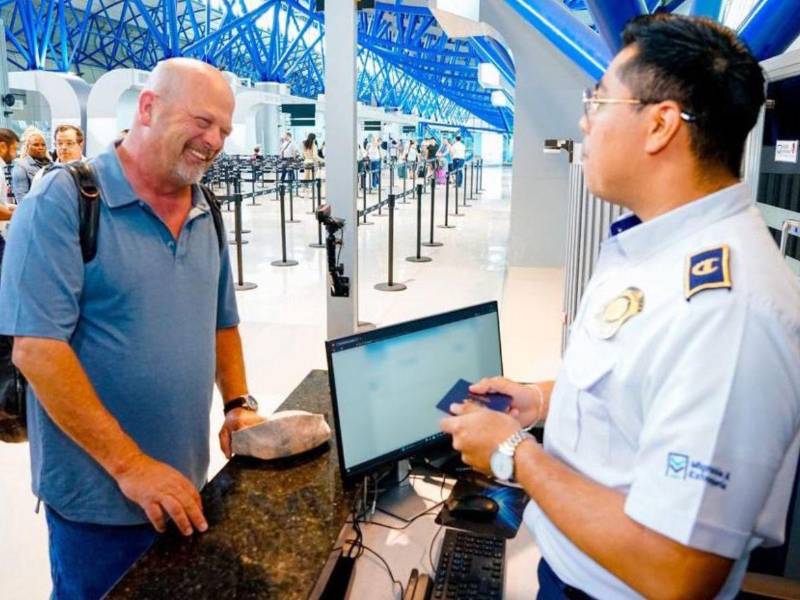 Rick Harrison de “El Precio de la Historia”, se la pasó bien a su llegada a El Salvador.