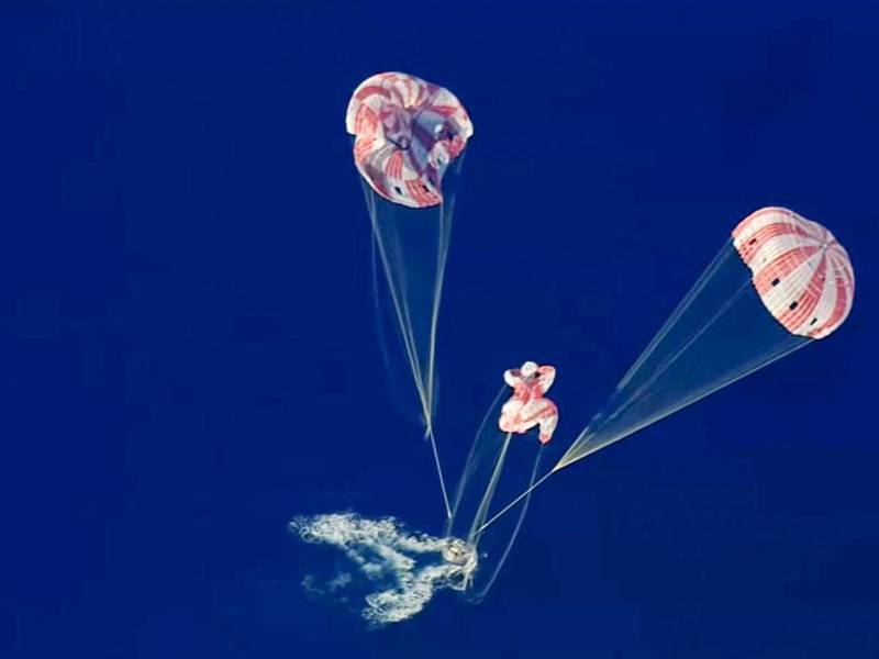 Captura de imagen de una transmisión de la NASA de la capsula Orión, con los tripulantes de Artemis II, luego de amerizar en el Pacífico este viernes.