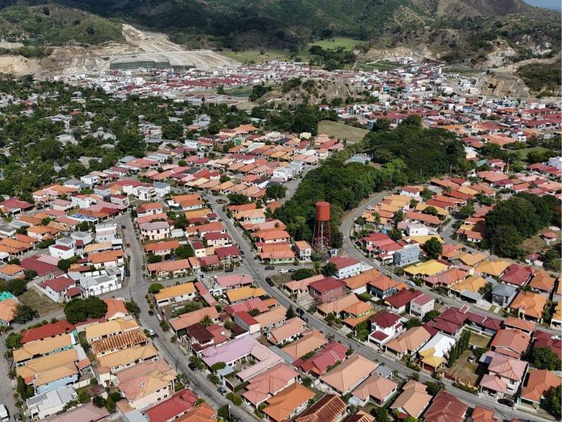 En ciudades como San Pedro Sula no se desarrollan nuevos proyectos de vivienda social desde hace más de ocho años. Entre las principales causas figuran el alto costo de la tierra, el incremento en el precio de los materiales de construcción y la complejidad de los trámites para obtener permisos de construcción.