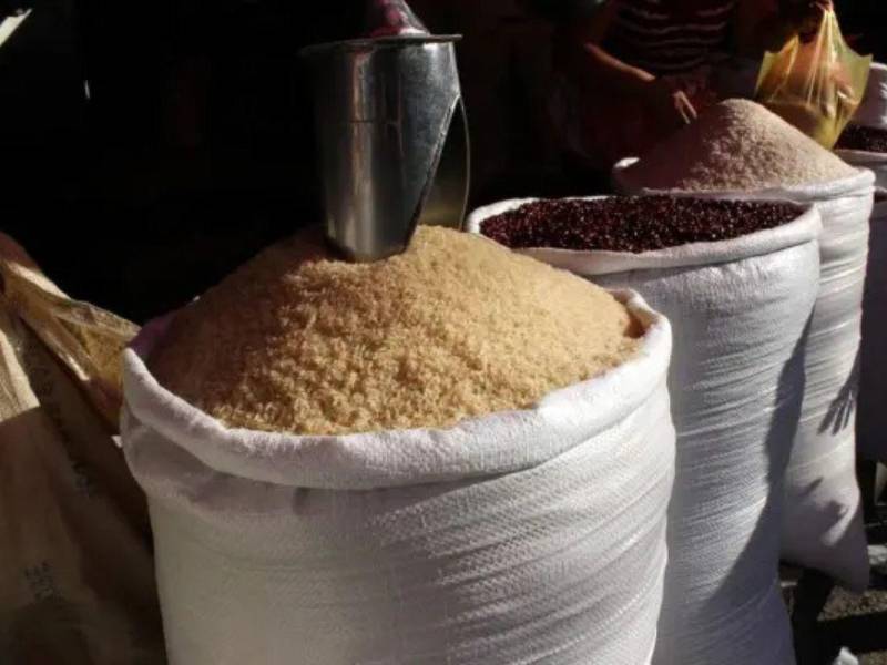 La sequía y el fenómeno de El Niño amenazan la producción de granos básicos en Honduras, mientras las autoridades preparan importaciones de maíz y arroz para garantizar el abastecimiento nacional.