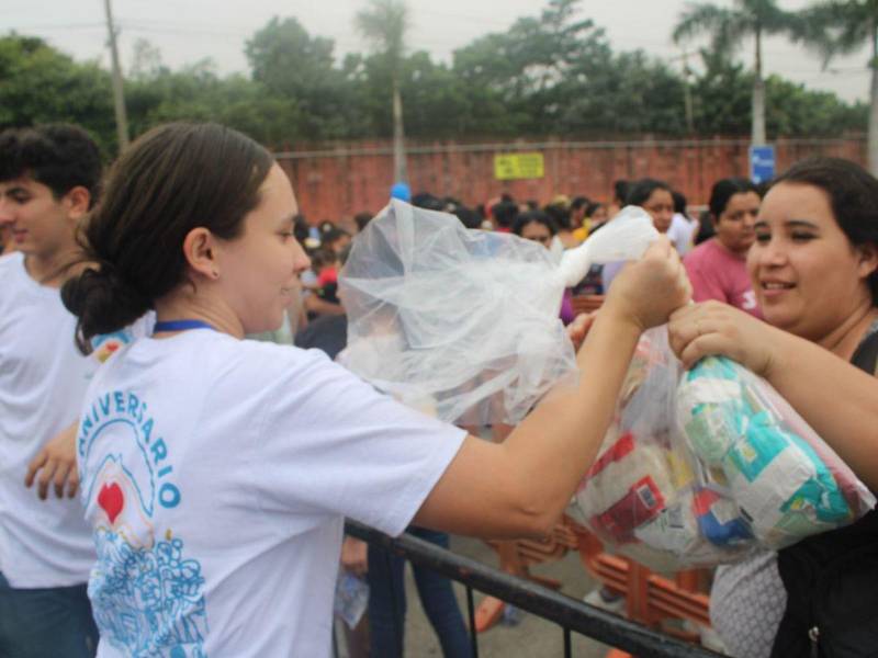 Entrega de víveres por voluntarios de Voces de Esperanza a familias hondureñas.