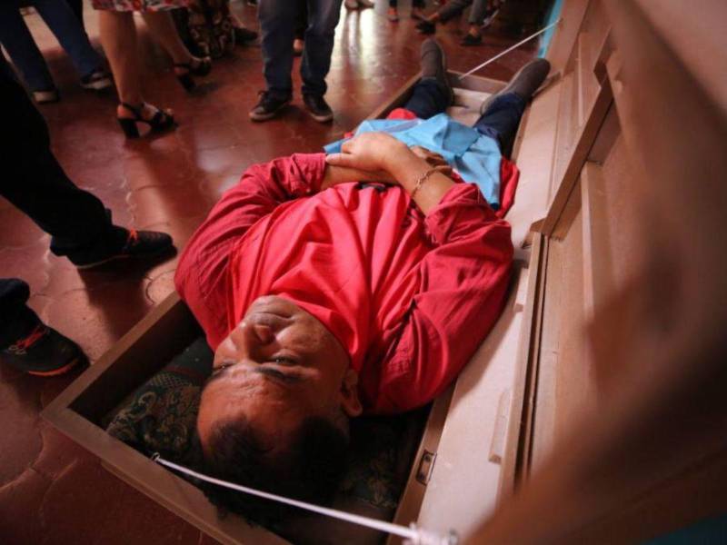 Maestros y dirigentes del Colegio de Profesores de Educación Media de Honduras (Copemh) protestaron este viernes en la Departamental de Educación en la capital.