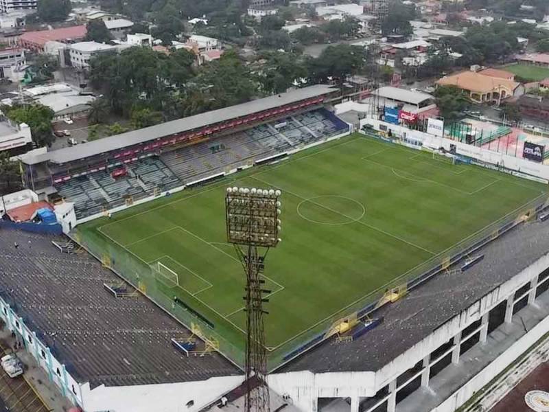La cancha del estadio Morazán luce en perfectas condiciones pese a las lluvias.