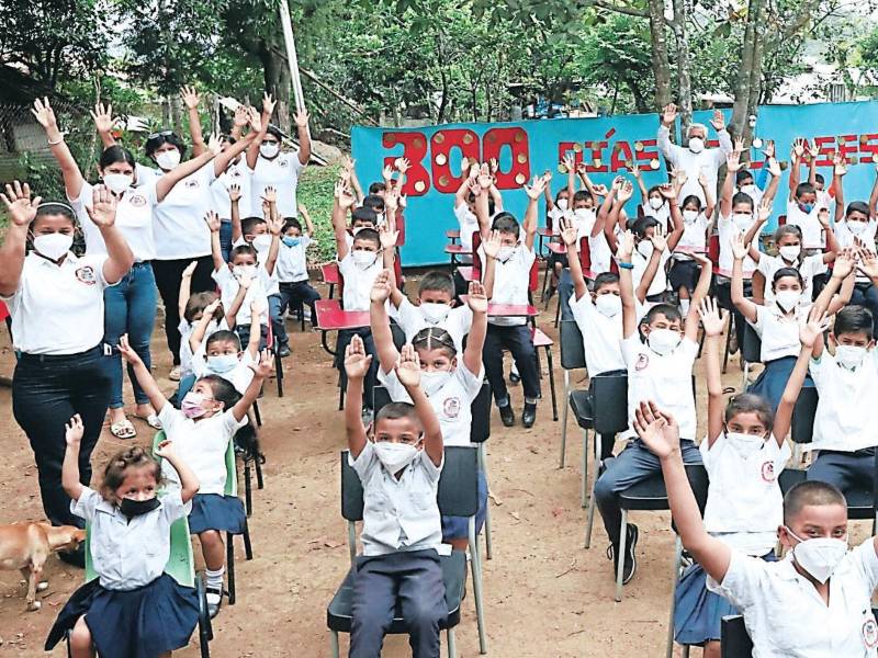Aún en la pandemia no dejaron de impartir clases presenciales. hoy llegan a los 300 días de clases.