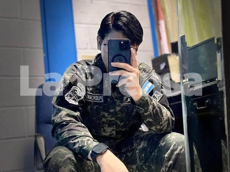 Waldina Mejía Valle Arzú, de 23 años e infante de Marina de la Fuerza Naval de Honduras, murió el martes 1 de septiembre luego de ser atacada a balazos la noche del lunes en el sector de Nueva Aldea, cerca de Los Laureles, en Tegucigalpa. La Policía Nacional investiga el crimen y descartó que el móvil haya sido el robo de su motocicleta.