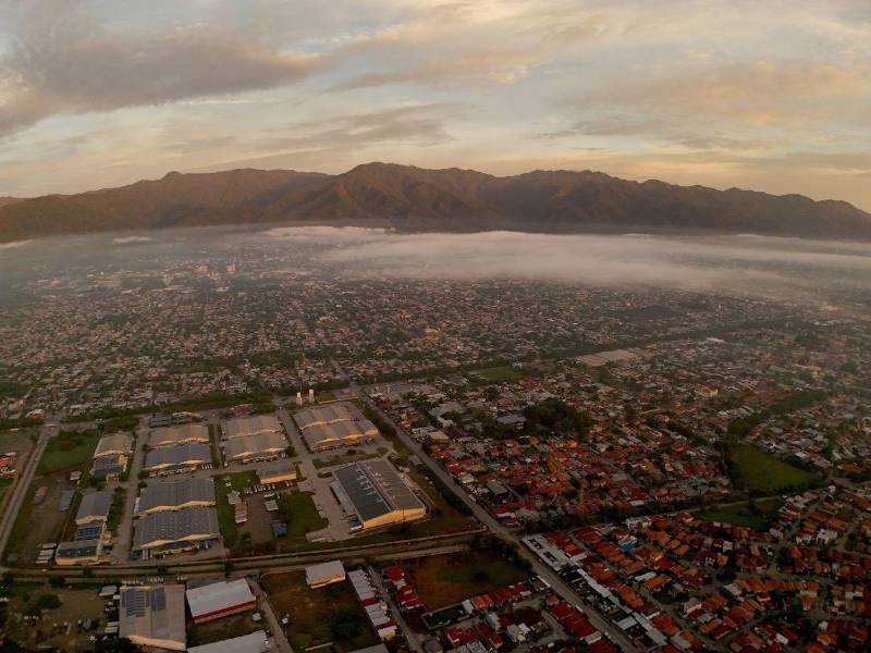 La ciudad cuenta con modernas vías de acceso, una creciente oferta hotelera y centros comerciales.