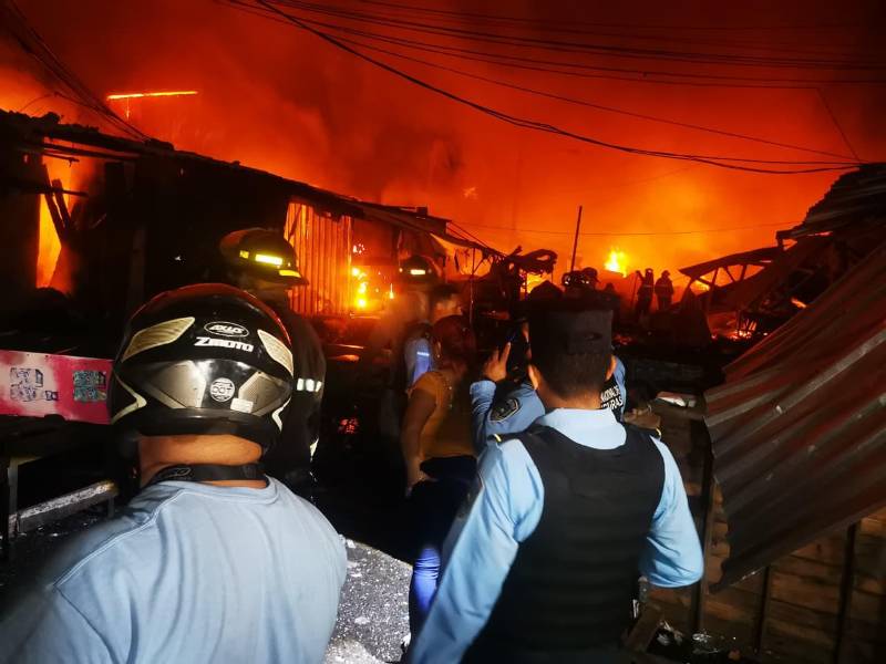 La noche del 29 de diciembre quedará grabada con fuego en la memoria de comerciantes y vecinos del mercado Medina, en San Pedro Sula. Un voraz incendio, registrado a la altura de la 6 Calle, redujo a cenizas el esfuerzo de toda una vida y sumió en el llanto a decenas de familias.