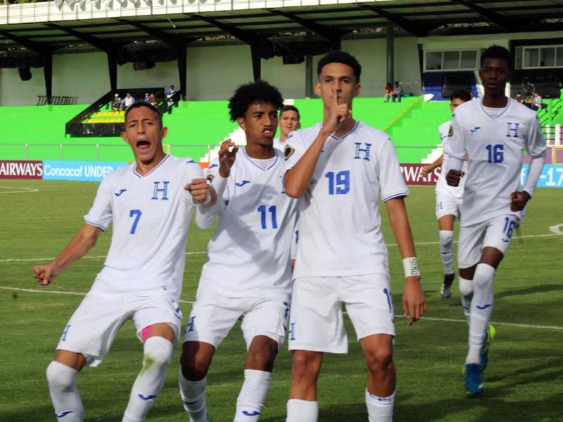 Jugadores de Honduras celebrando uno de los goles contra Bermudas en el Premundial Sub-17.