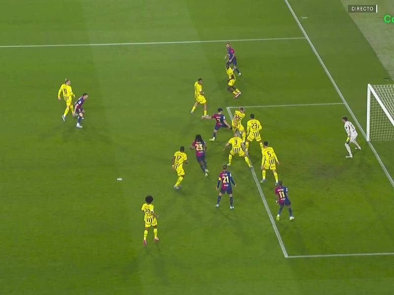 Raphinha estaba habilitado y la acción se revisó con ayuda del VAR.