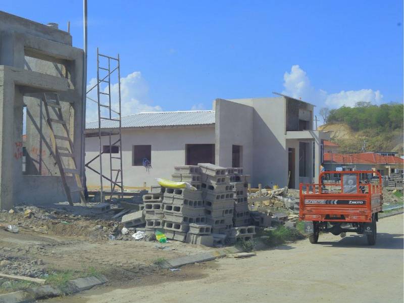 En residenciales del sector El Carmen se construyen casas pequeñas para la clase media, con precios desde L2.5 millones.