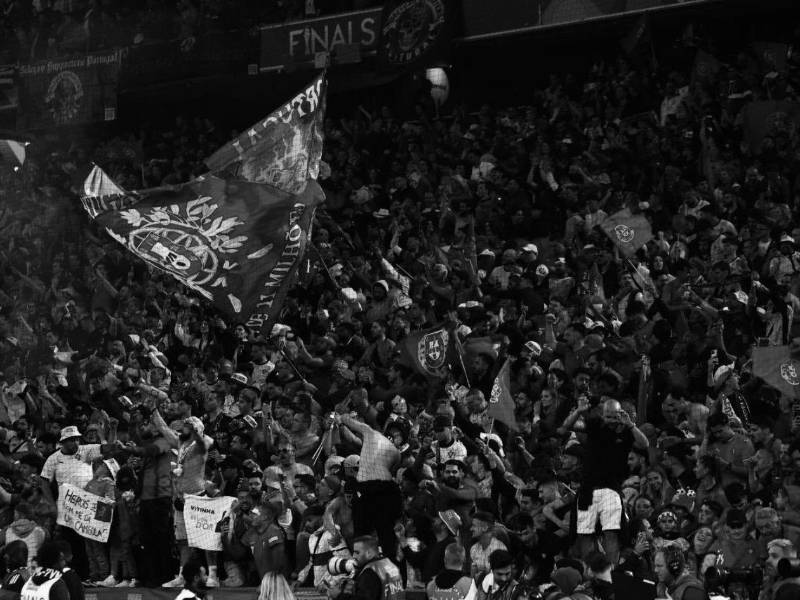 El hincha falleció en el acto debido al fuerte impacto.