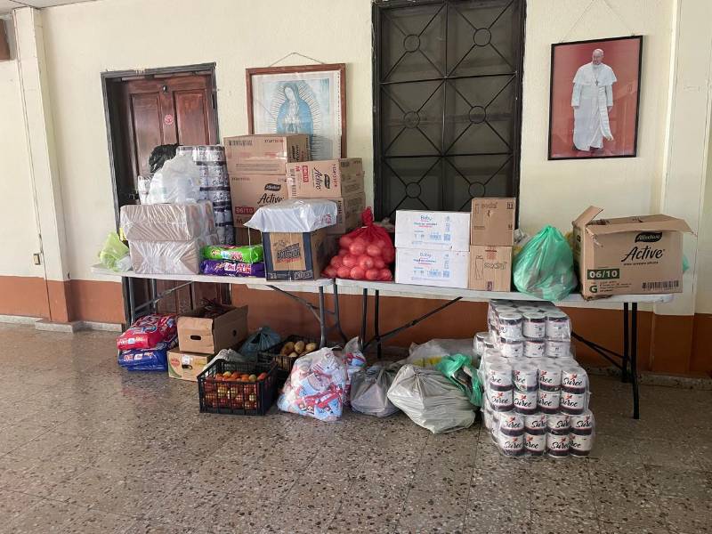 Algunos de los víveres que llevaron los estudiantes de UTH al hogar de ancianos.