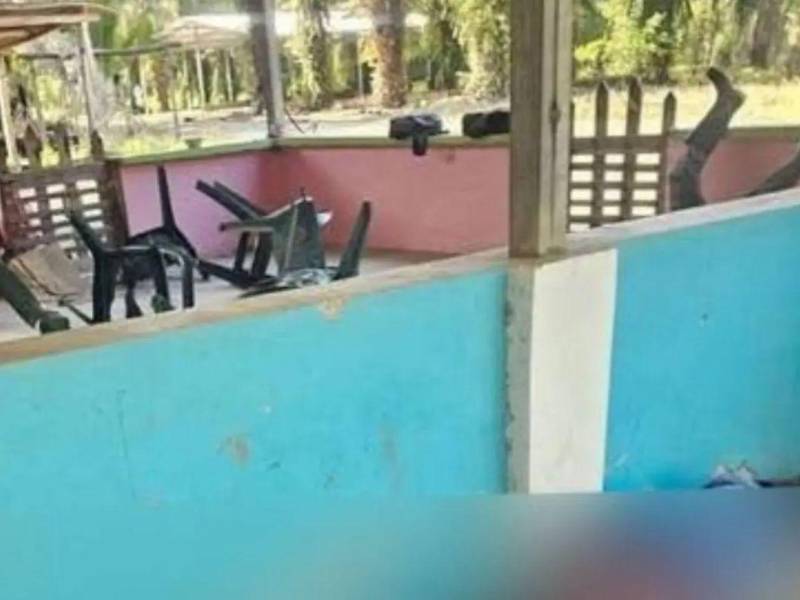 En la imagen se observan las botas de una víctima que quedó con sus piernas alzadas en la escena del crimen.