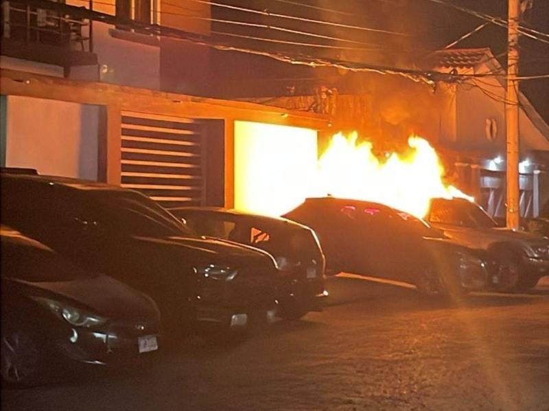 Un automóvil tipo pick-up sufrió un siniestro en el área de estacionamiento de un complejo de apartamentos de la zona.