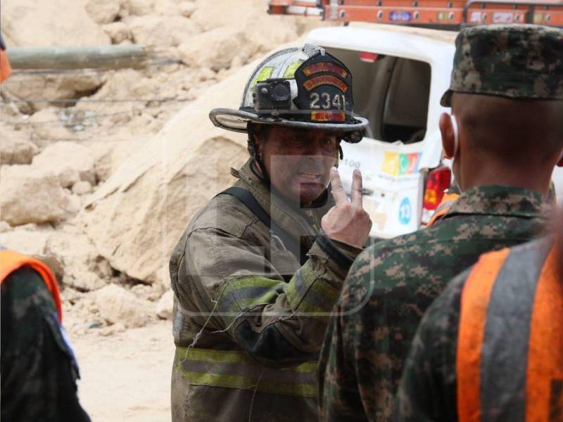 La mañana de este martes, una emergencia de gran magnitud movilizó a decenas de rescatistas en el anillo periférico de Tegucigalpa, donde un derrumbe de tierra y piedras sepultó parte de varias bodegas y provocó un incendio que puso alerta a las autoridades.