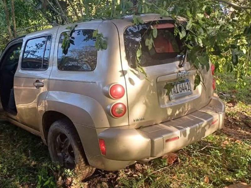 Vehículo donde fueron acribillados las tres personas en Colón.