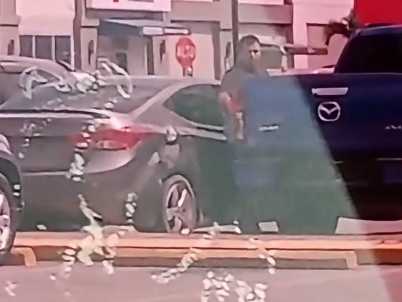 Uno de los robos más recientes captado en video. Sucedió en un supermerado. El sujeto del video se roba la llanta de repuesto del doble cabina. Él se conduce en un Elantra gris adonde metió la llanta robada.