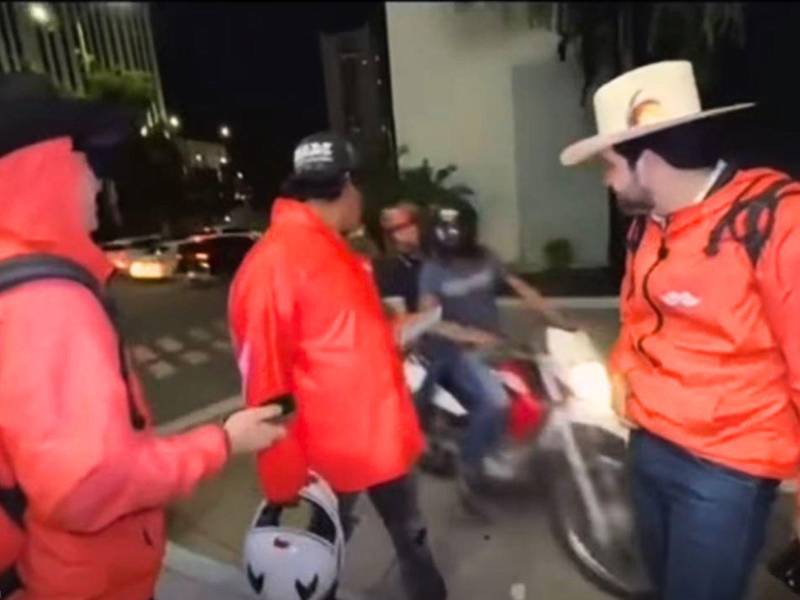 Captura de pantalla del momento en que los sicarios llegan y atacan al influencer César Gastélum.