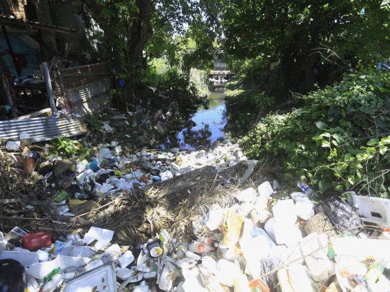 Las cantidades de basura son impresionantes en los criques de la ciudad y es la suma de la falta de cultura, de no dar mantenimiento y la nula planificación, pues solo se atienden las emergencias.