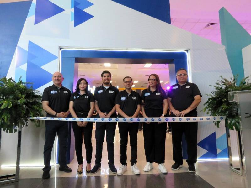 Ejecutivos de Diunsa realizan el corte de cinta oficial del Buying Show.