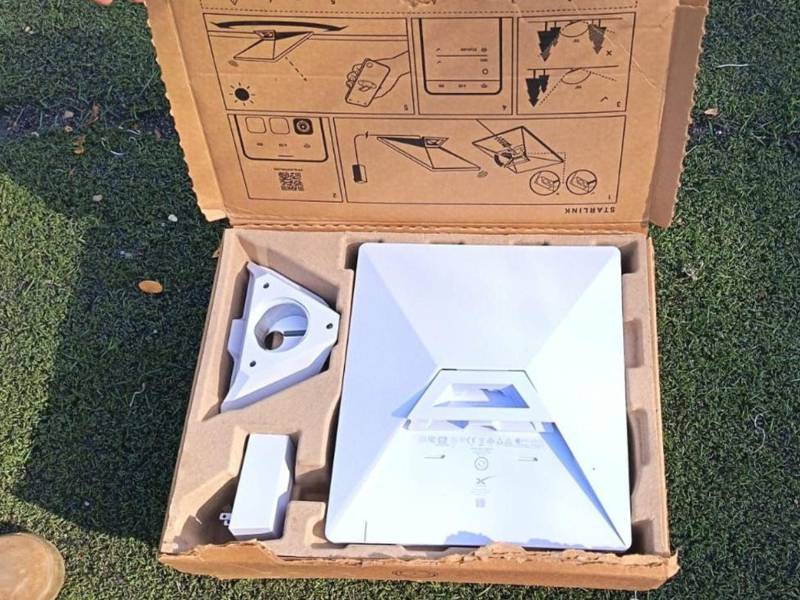 Armada de Colombia muestra el decomiso de antenas satelitales tipo Starlink este miércoles, en Arauca (Colombia).