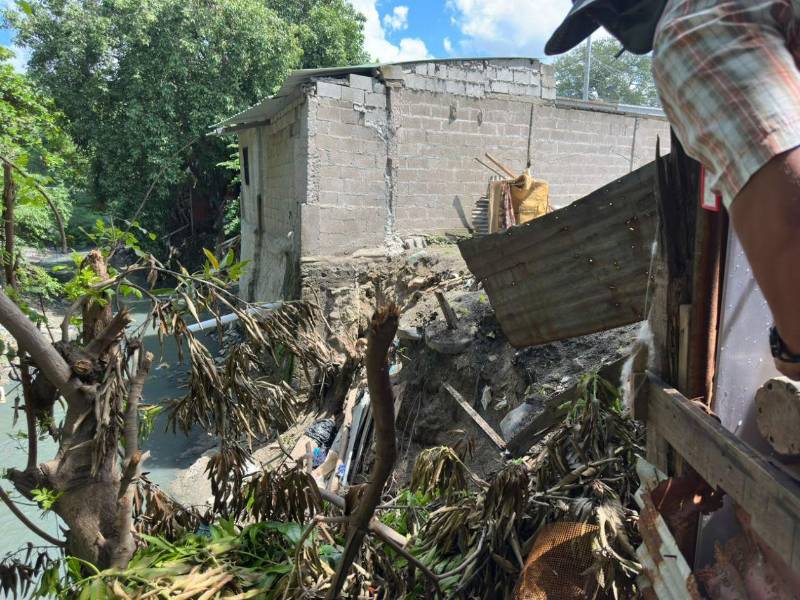 Las familias afectadas esperan una solución para frenar la erosión del terreno junto al crique, por lo que esperan obras de protección para la ejecución.