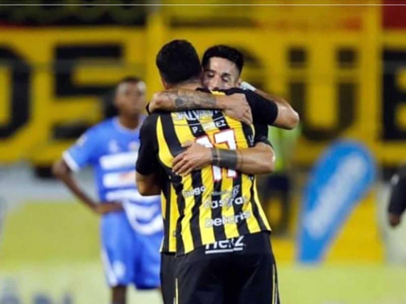 Juan Vieyra y Pedro Baez celebrando el cuarto gol del Real España ante el Victoria.
