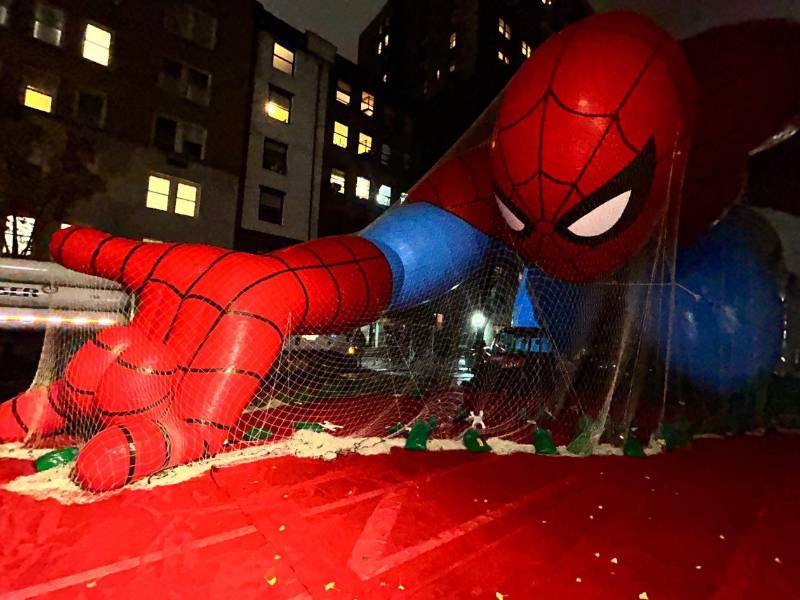 Fotografía de un inmenso globo de Spider-Man que engalanará el desfile de Acción de gracia.