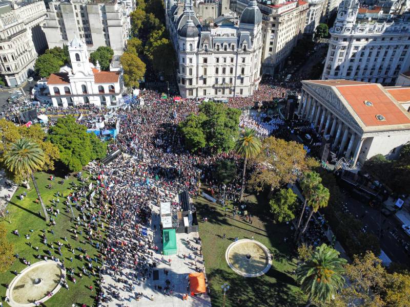 Fotografía aérea de decenas de personas reunidas en la Plaza de Mayo este sábado, en Buenos Aires, despidiendo al papa Francisco.